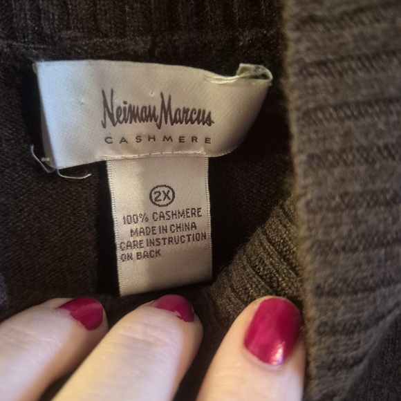 Neiman Marcus Cashmere Sweater in Rich Brown - Picture 2 of 6